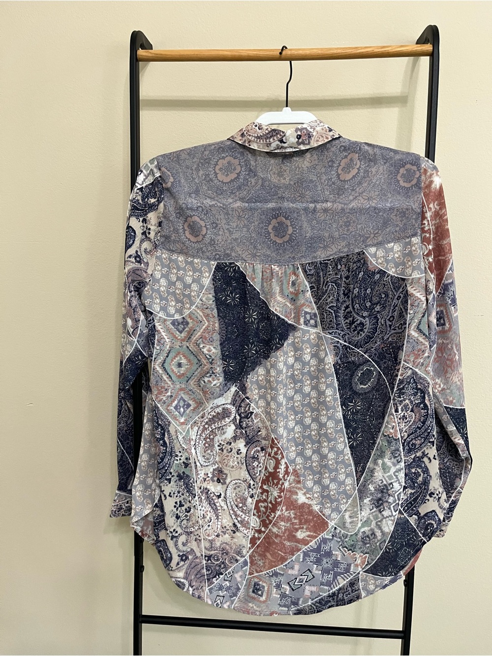 Charlie B Patchwork Print V-Neck Blouse Button Up Petite Lightweight Breezy SP - Picture 10 of 10